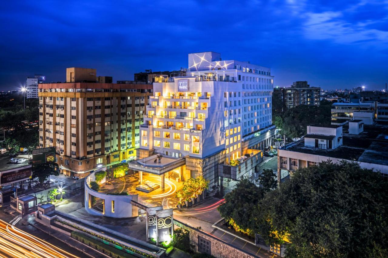 Готель The Park Ченнаї Екстер'єр фото The hotel at night