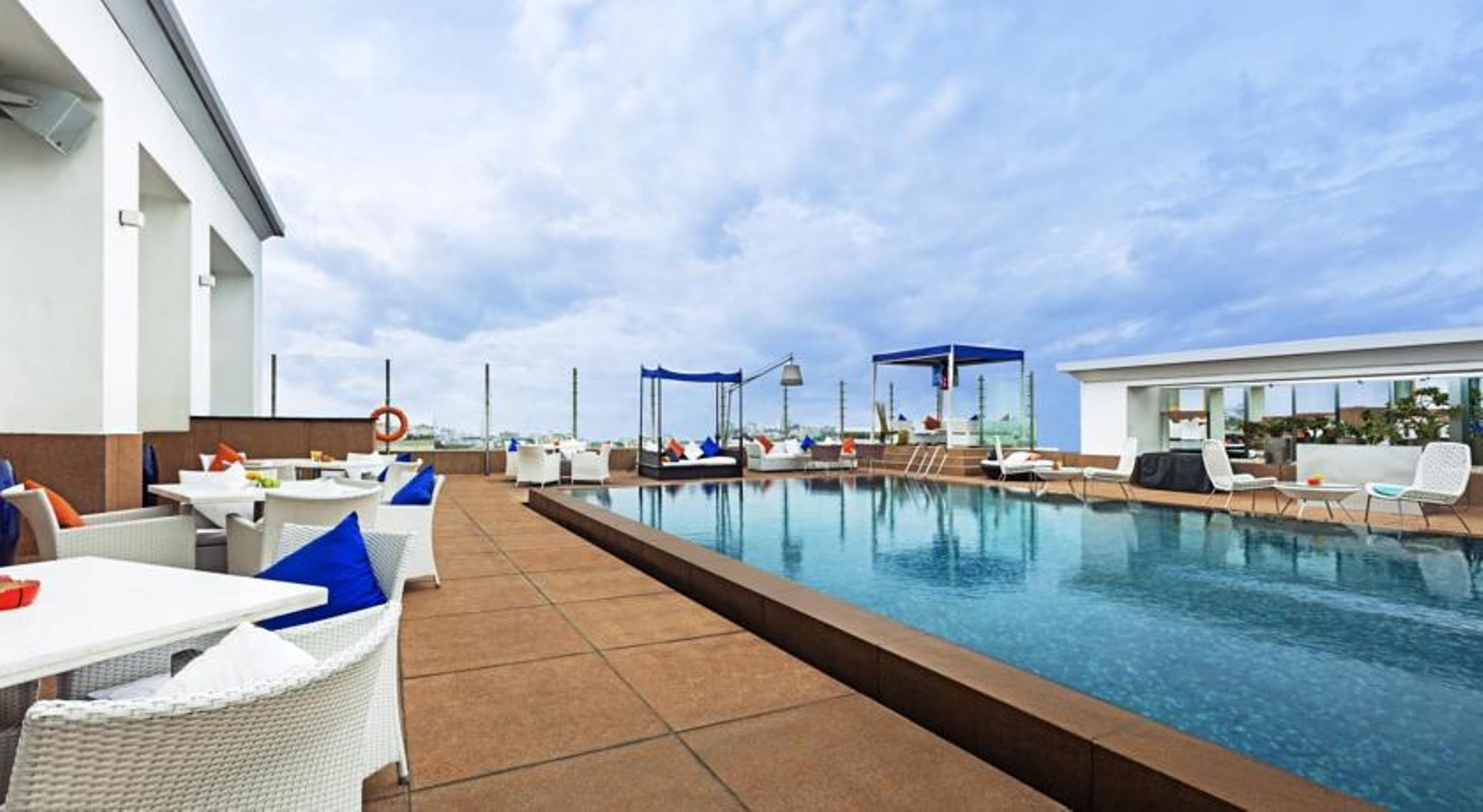 Готель The Park Ченнаї Екстер'єр фото The swimming pool at the hotel