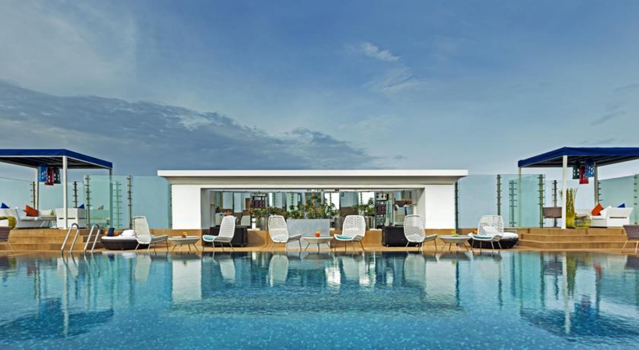 Готель The Park Ченнаї Екстер'єр фото The pool at the hotel