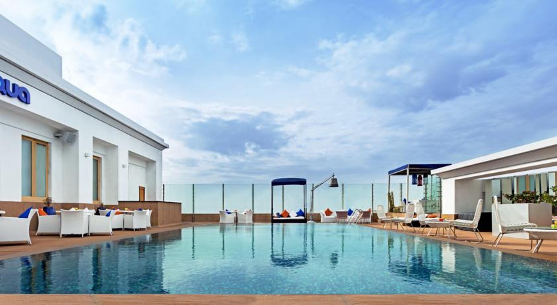 Готель The Park Ченнаї Екстер'єр фото The pool at the hotel