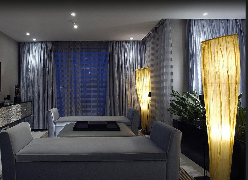 Готель The Park Ченнаї Екстер'єр фото A room with a blue curtain
