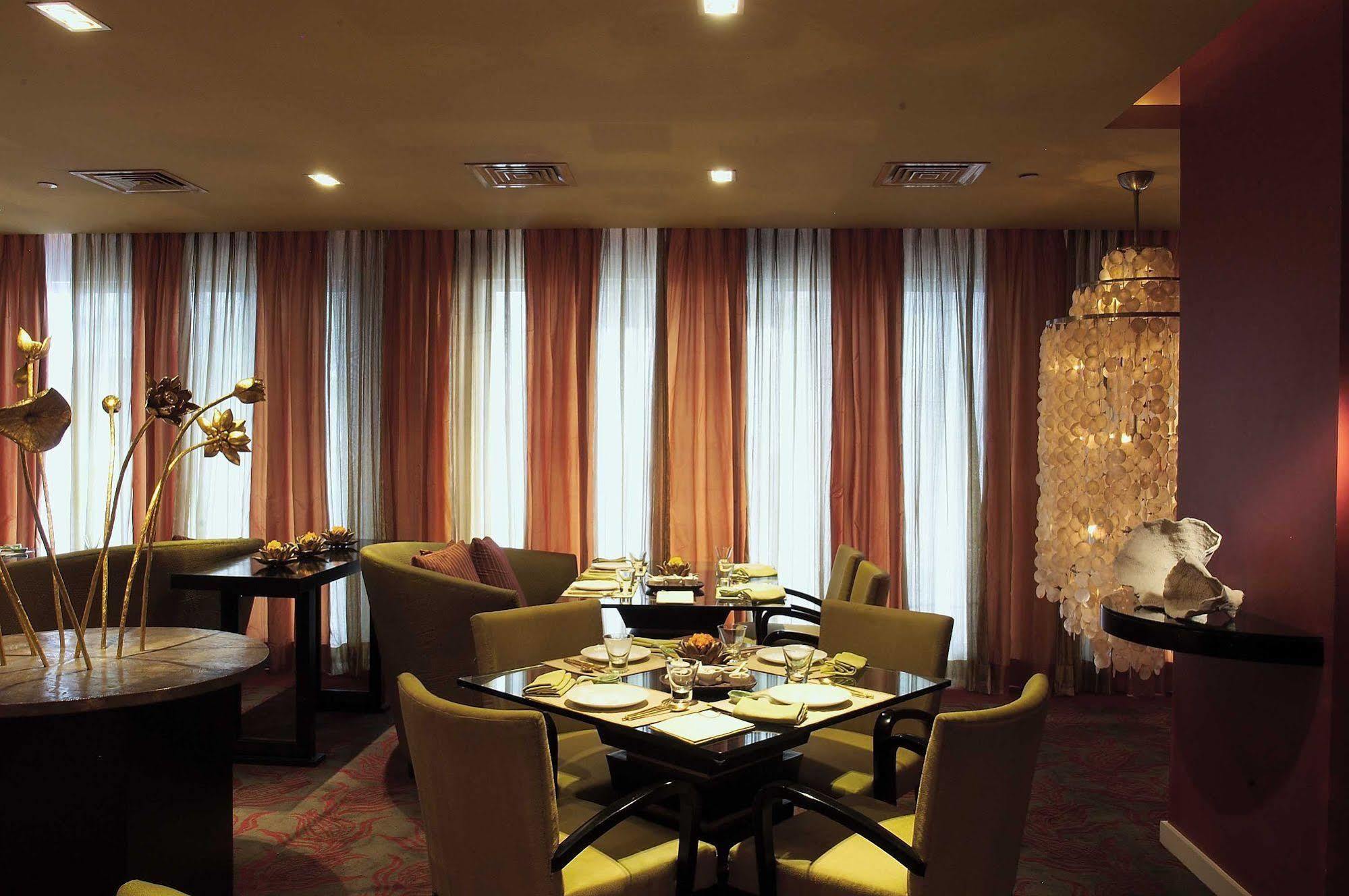 Готель The Park Ченнаї Екстер'єр фото The interior of the restaurant
