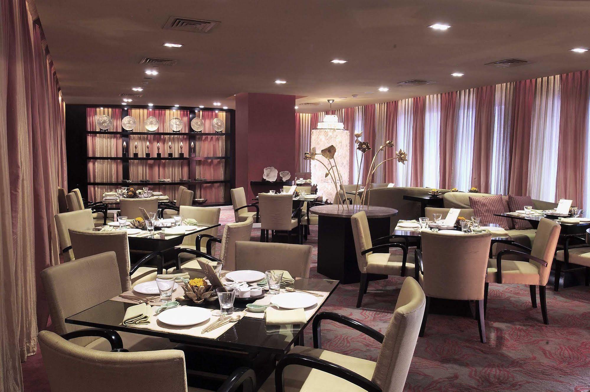 Готель The Park Ченнаї Екстер'єр фото Restaurant in the hotel