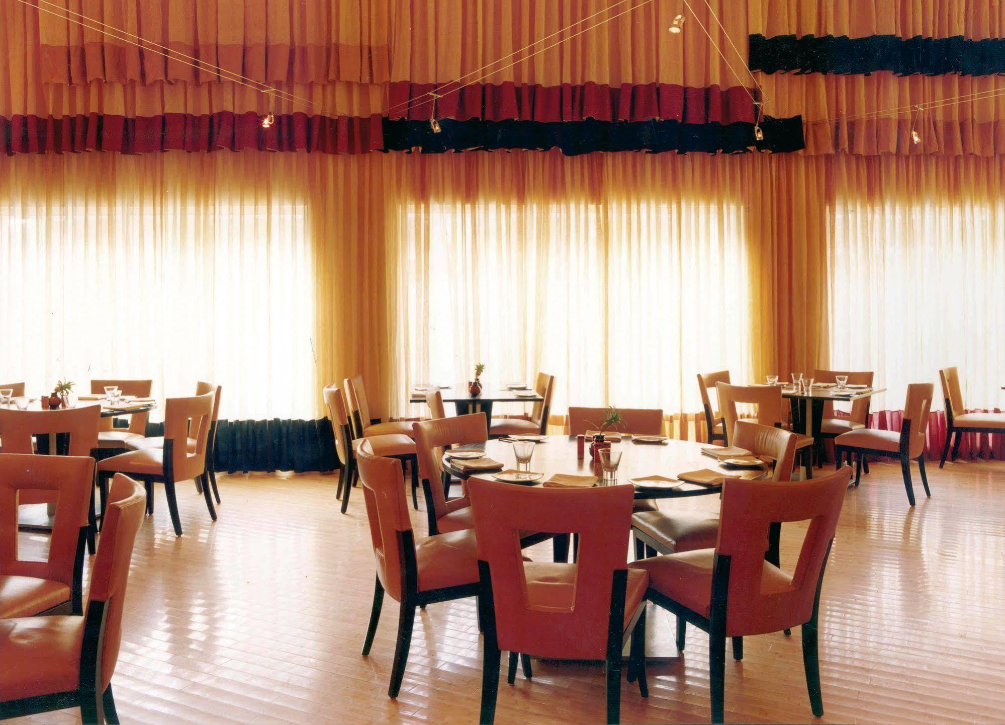 Готель The Park Ченнаї Ресторан фото The interior of the restaurant