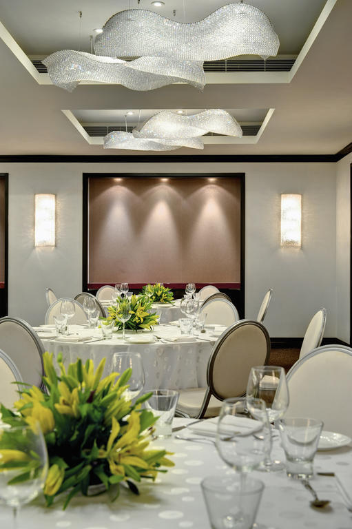 Готель The Park Ченнаї Екстер'єр фото The interior of the restaurant